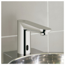 Сенсорный смеситель в ванную: как ведут себя в реальности технологии будущего?